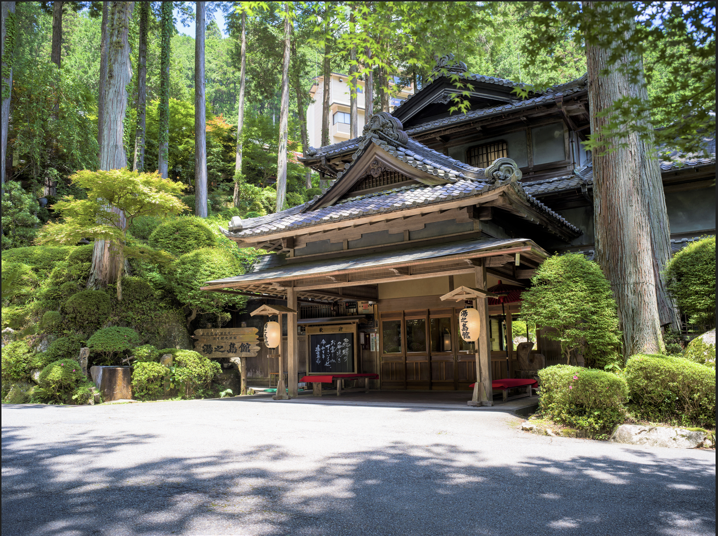 日本三大名泉之一岐阜縣下呂溫泉，昭和六年(1931年)創業，已成立近百年，列名日本國家有形文化財，依著一座山而建，四週圍繞著數百年巨木的「湯之島館」