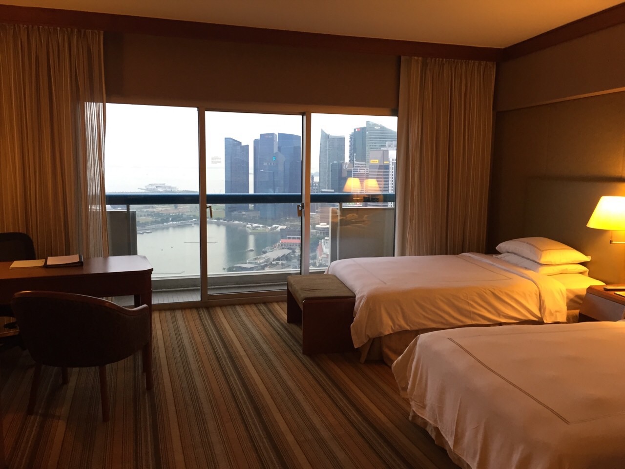 客戶安排的新加坡飯店，就在濱海灣金沙酒店對面